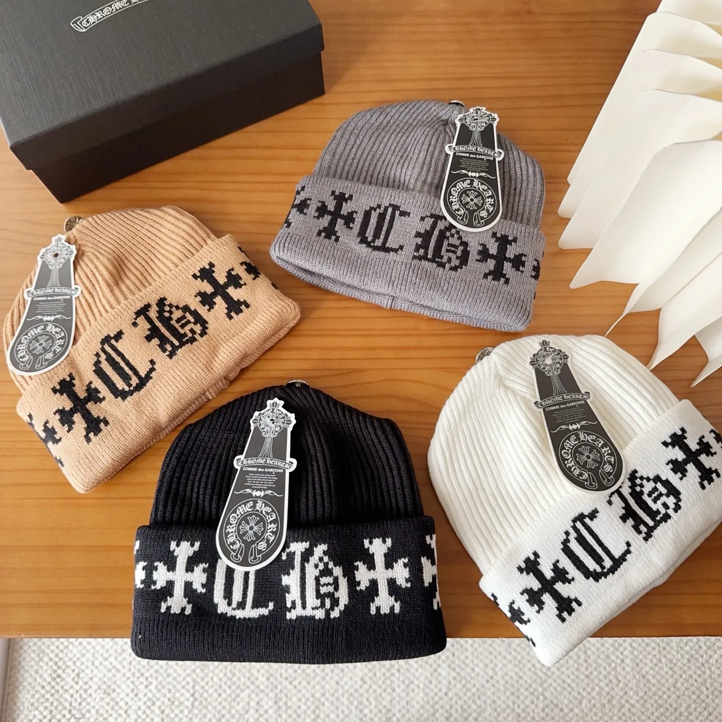 💰46 Crow Heart Autumn and Winter Wool Knitted Beanie This must be a favorite of minimalism. It is clean, neat, fashionable and versatile, and will definitely not be picky about your face shape! A fashionable classic that lasts forever! Fashionable black and white can be purchased together!